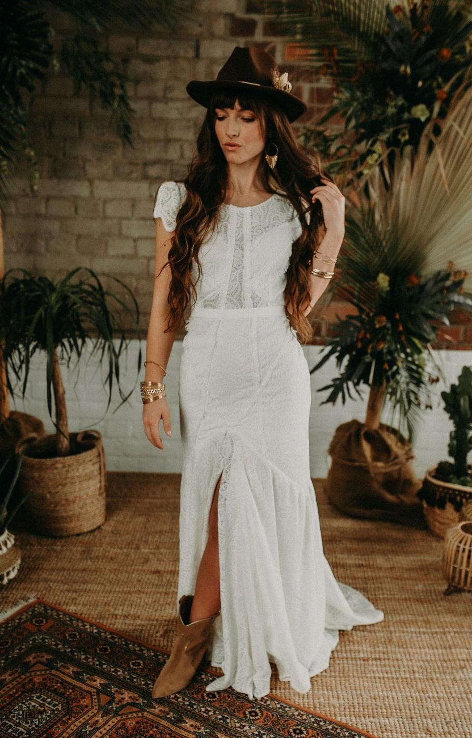 Braut in Boho-Kleid mit T-Shirt-Ărmeln