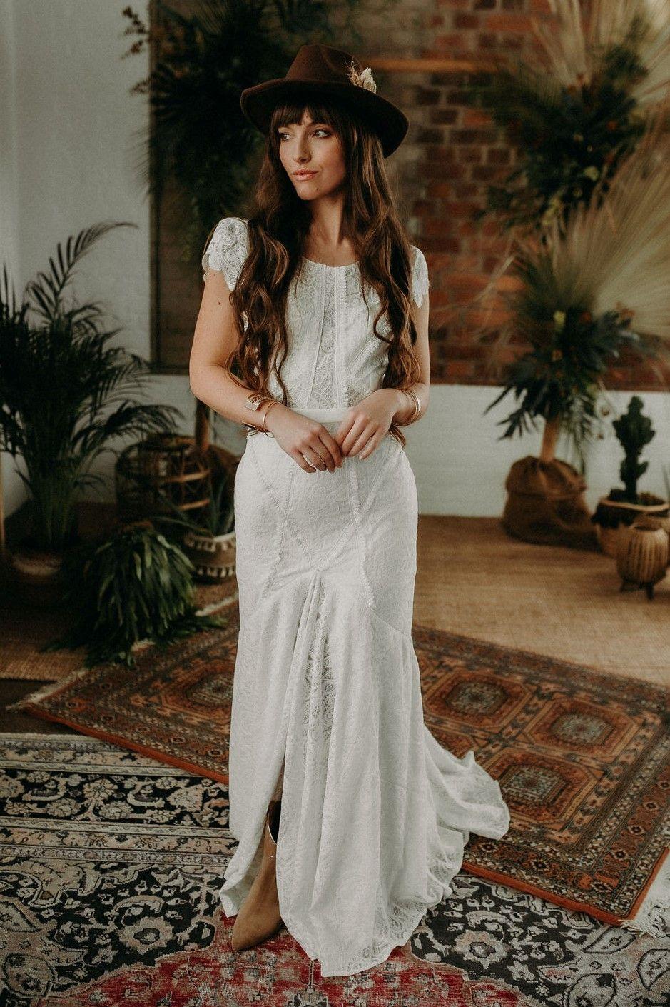 Braut in Hochzeitskleid im Boho-Look mit T-Shirt-Ărmeln