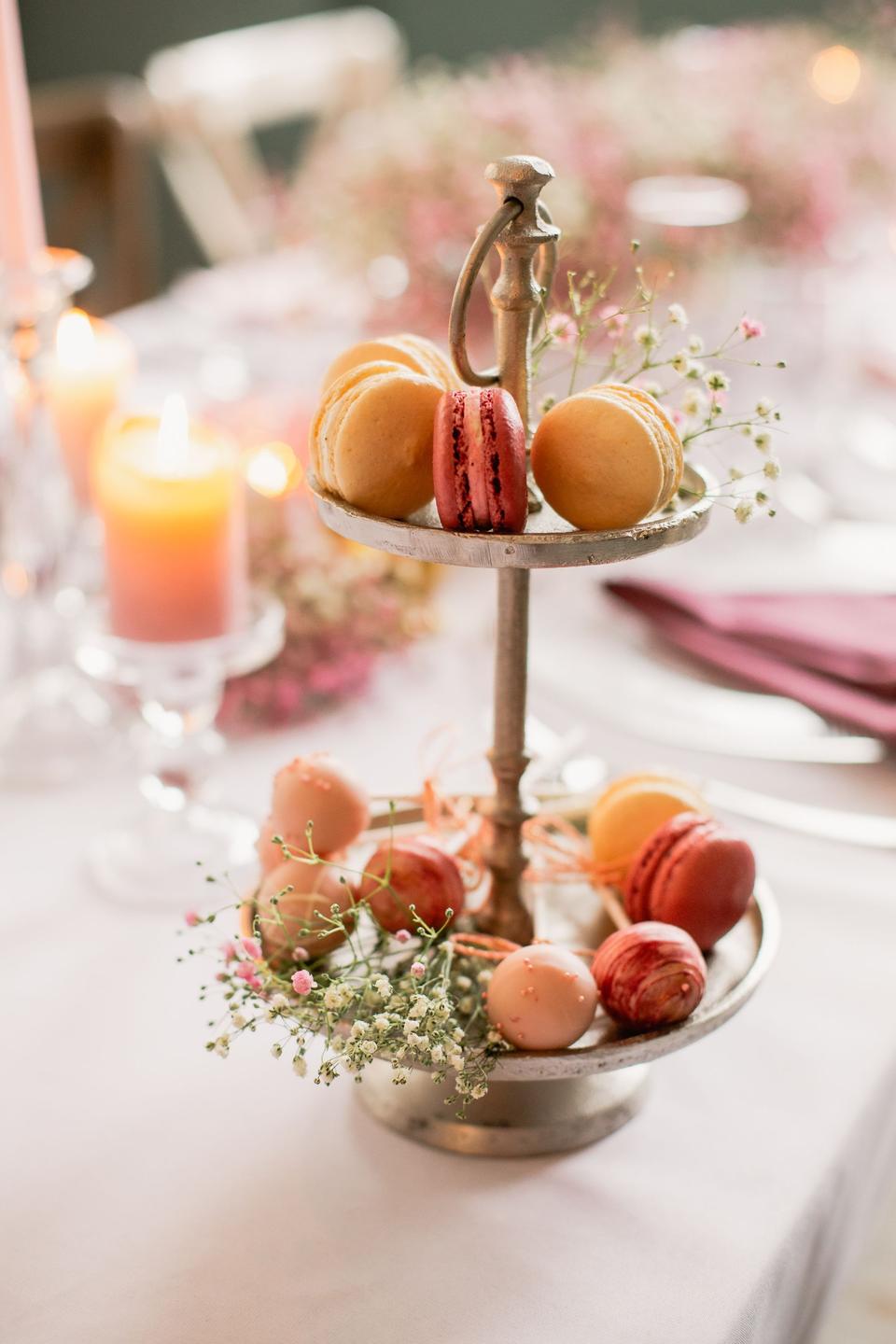 Eine Étagère mit Macarons
