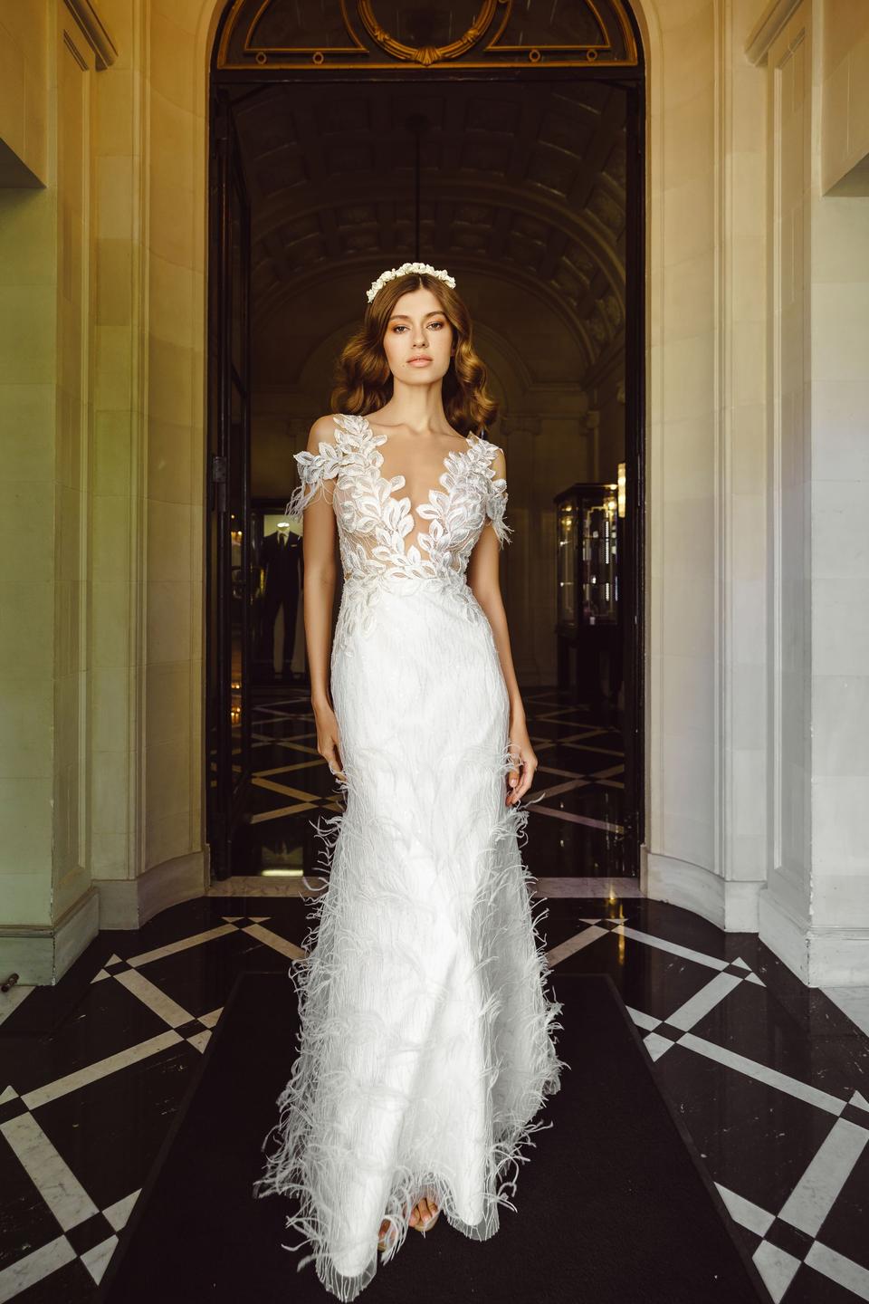 Brautkleid mit floraler Spitze und Fransenrock