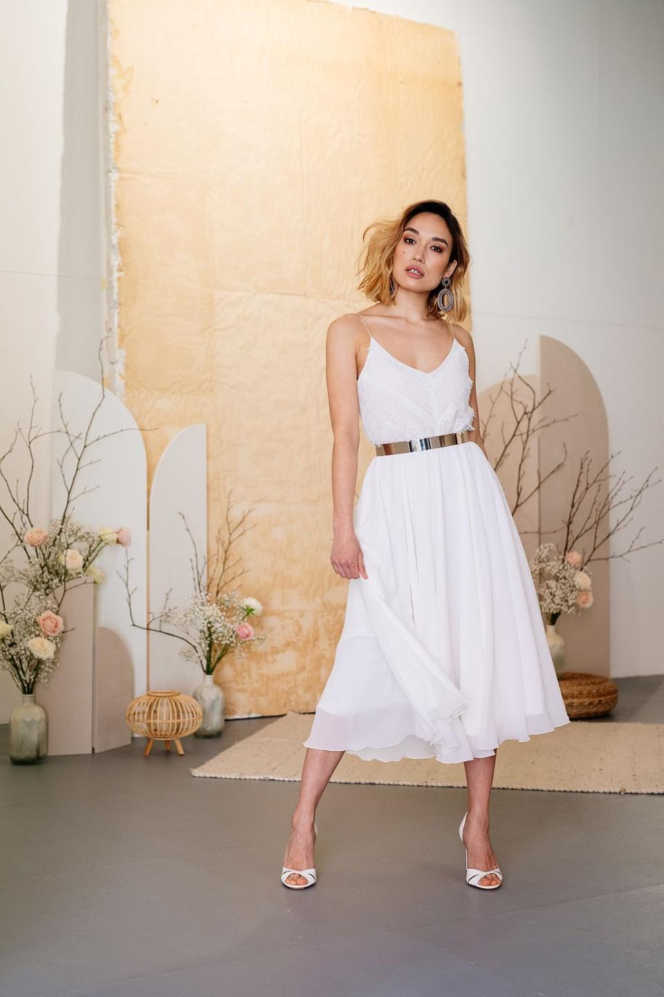 Braut mit schlichtem kurzen Brautkleid