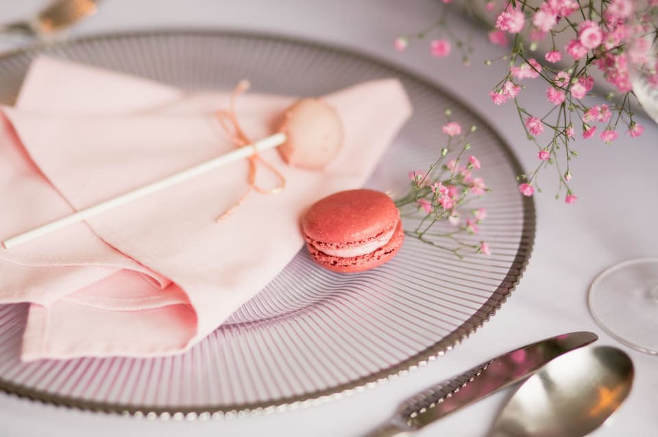 Gläserner Teller ist mit einem Macaron beschmückt
