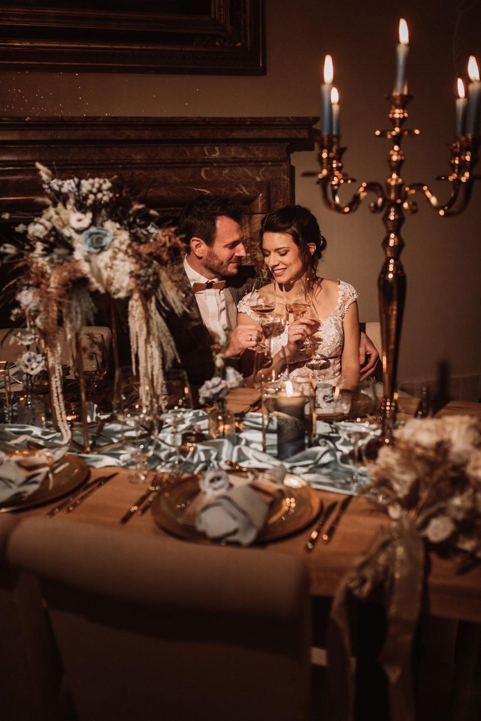 Brautpaar sitzt am Hochzeitstisch