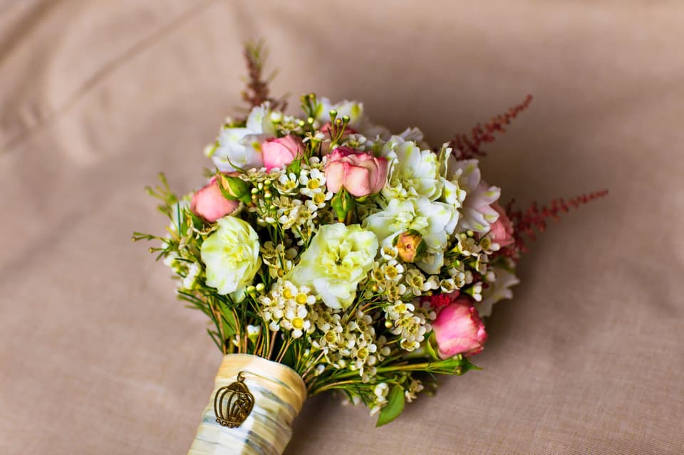 Brautsträuße mit Christrosen sind wundervoll