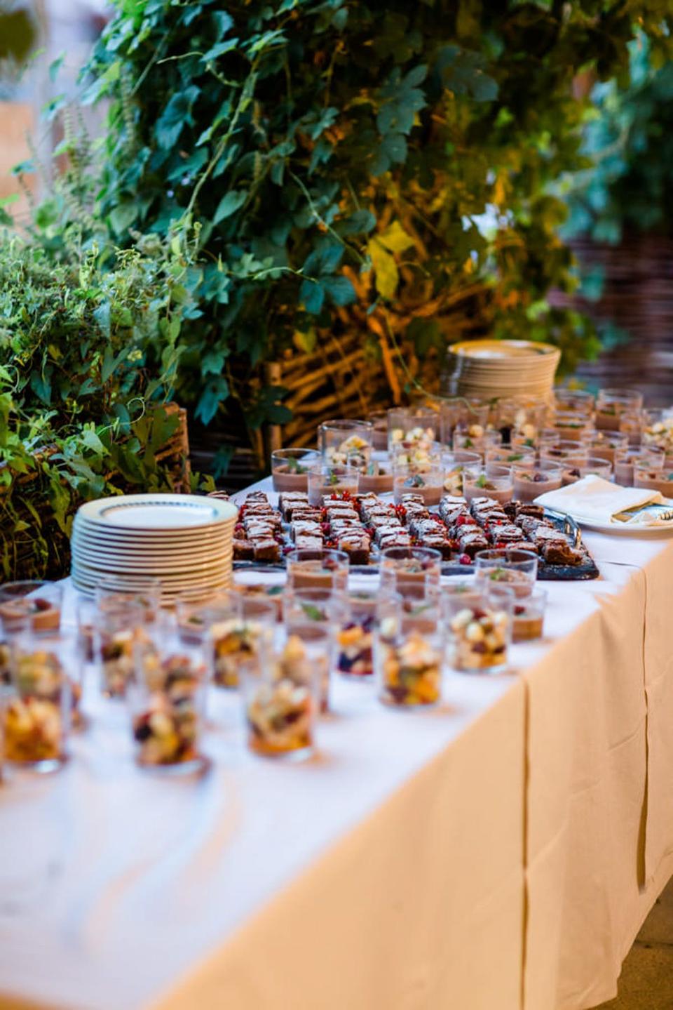 Hochzeitsbuffet mit Nachtisch und Torte