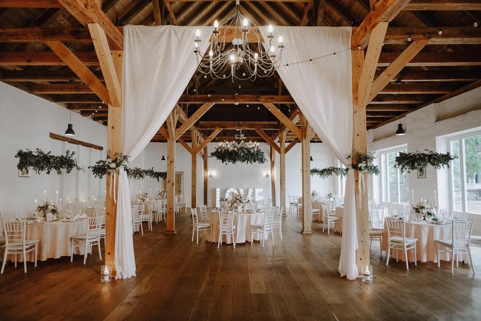 Hochzeitslocation dekoriert für eine Hochzeit