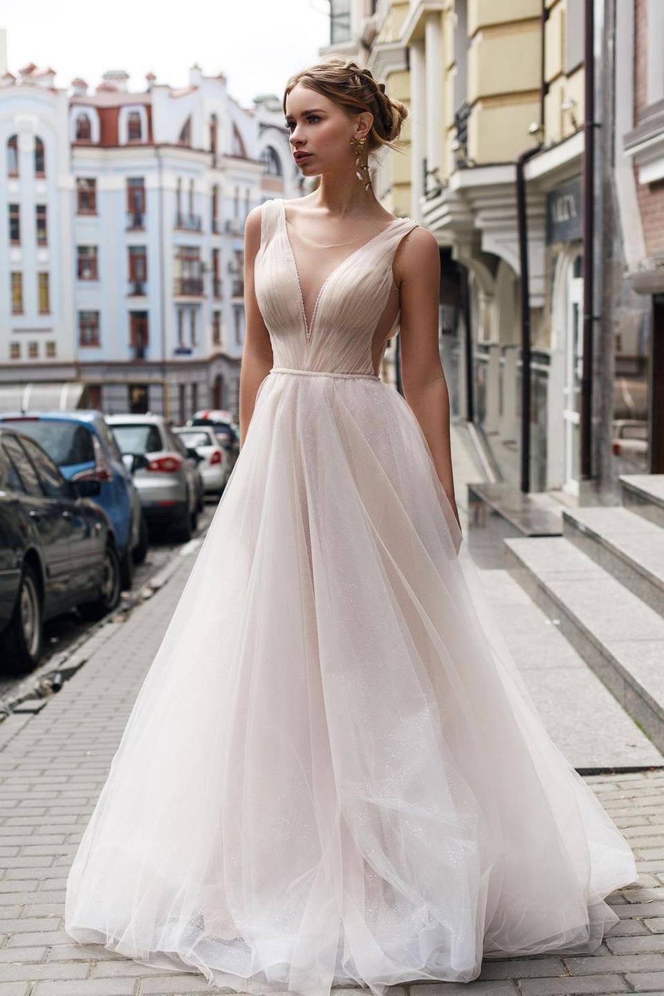 Braut trägt Brautkleid in Blush