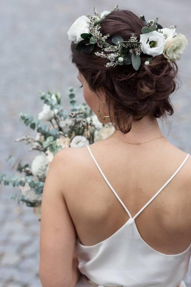 Hochsteck Frisur mit Blumenkranz