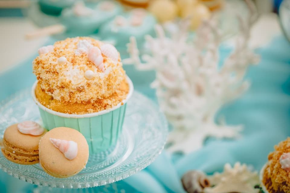 Die Cupcakes passen zur Tischdekoration
