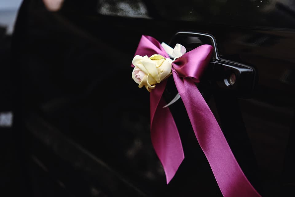 Autoschleifen Hochzeit: Lila Schleifchen am Fahrzeug