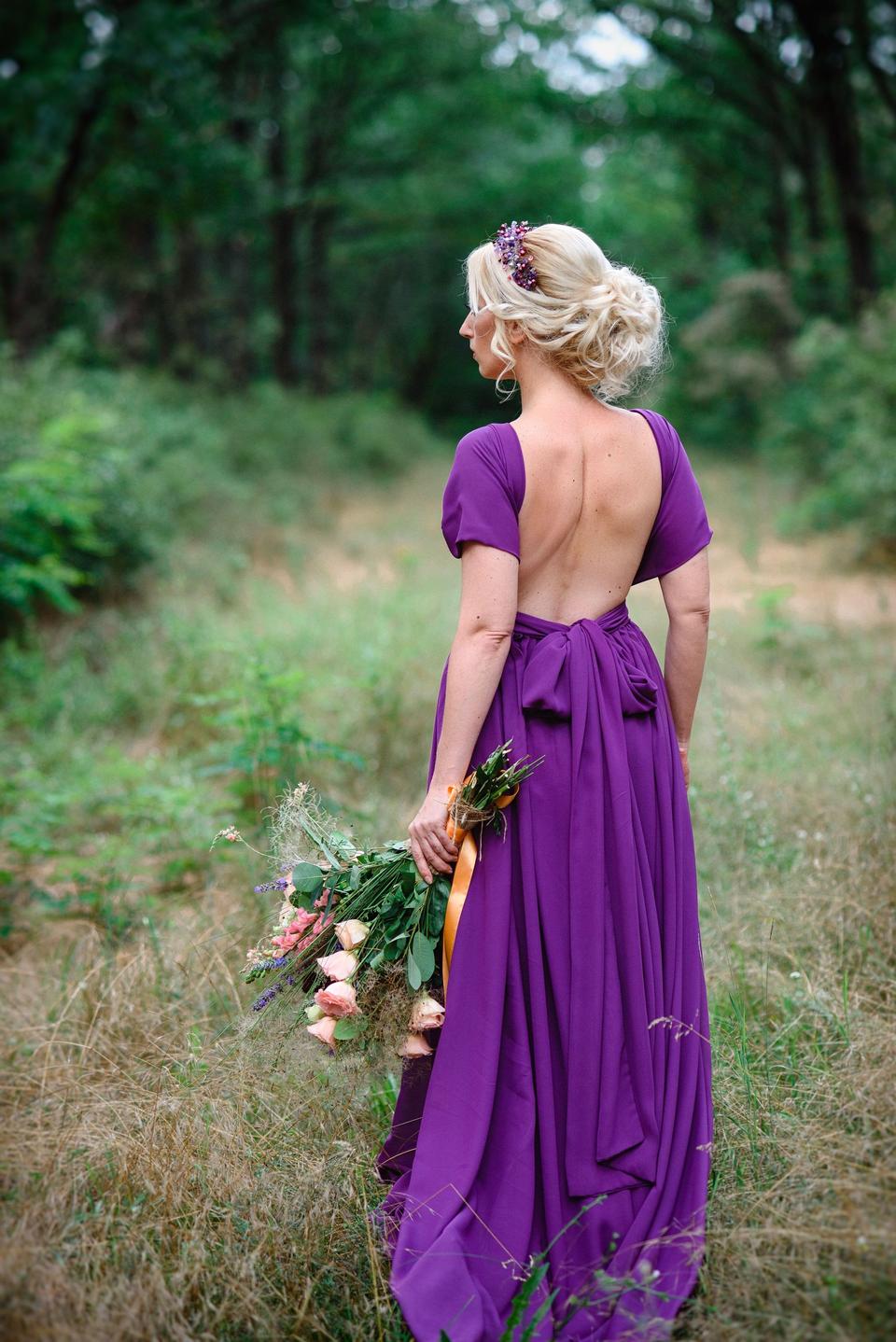 Lila Brautkleid mit Rückenausschnitt