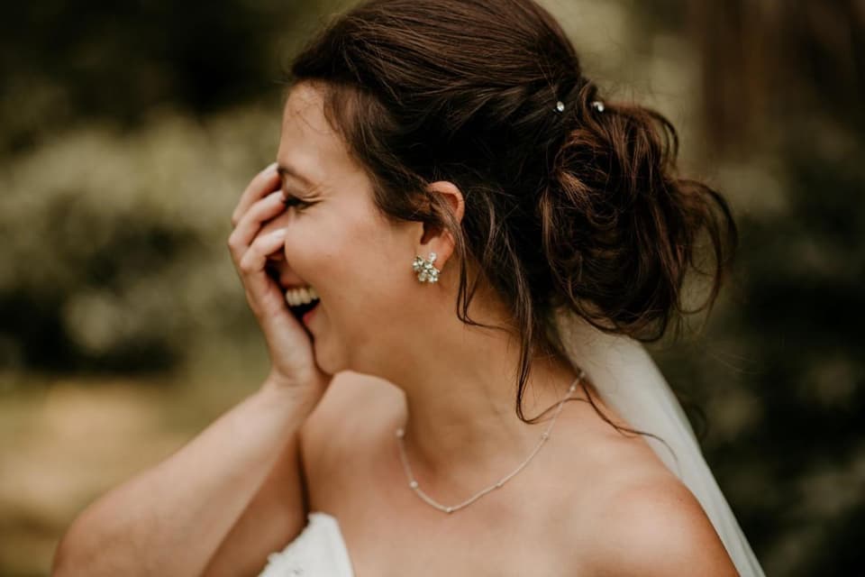Hochzeit Haarschmuck - schlichte Curlies aus Strass in der Hochsteckfrisur-Haarschmuck für die Braut
