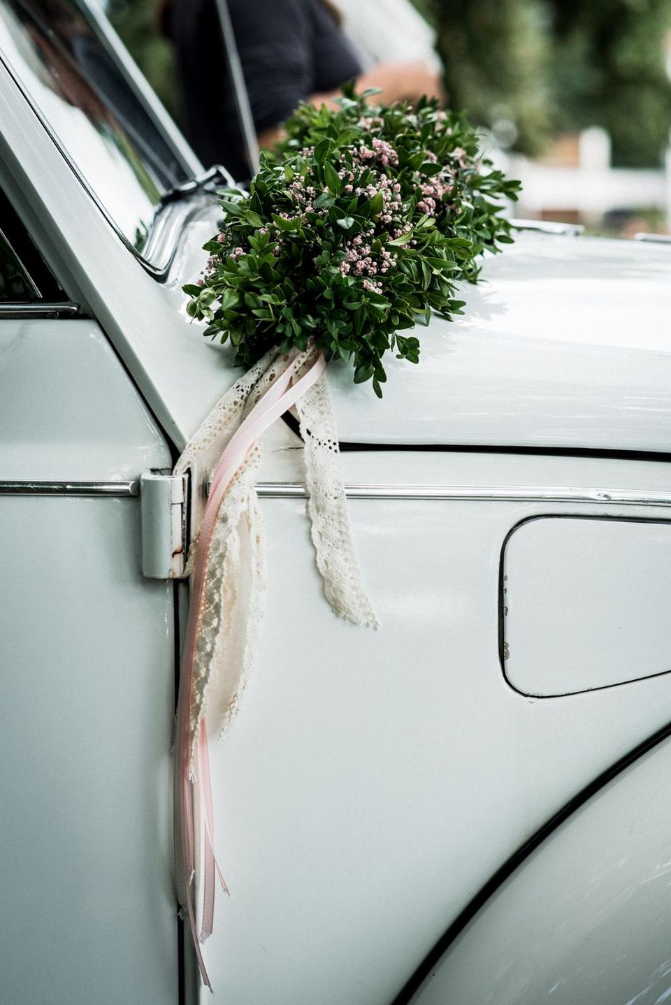 Hochzeitsauto dekoriert mit Blumen