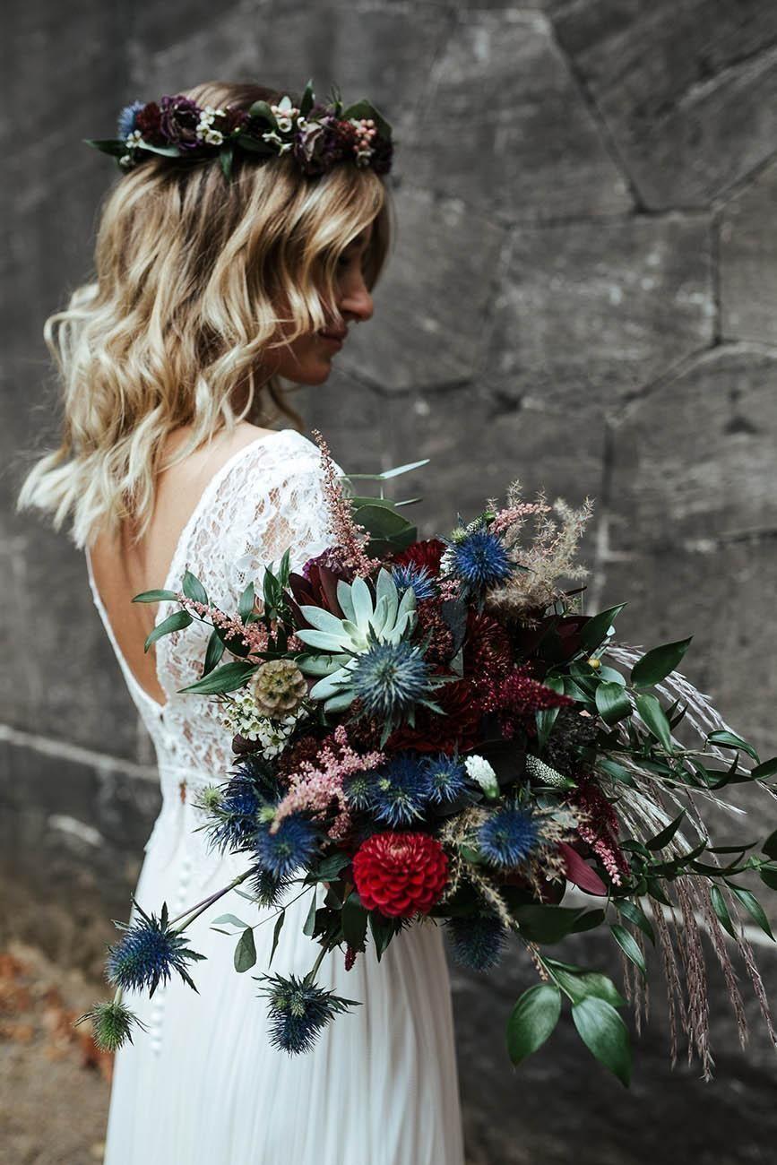 Braut mit Brautstrauß und Blumenkranz