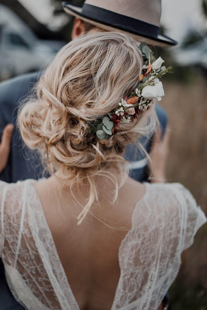 Brautfrisur mit Blumenschmuck