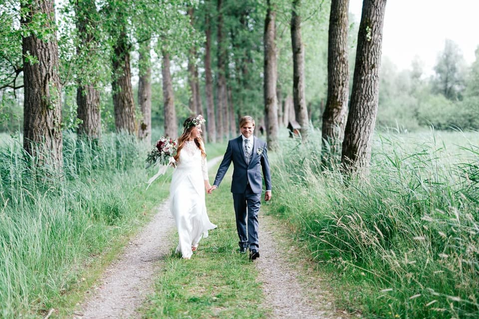 Braut und Bräutigam in einem Wald