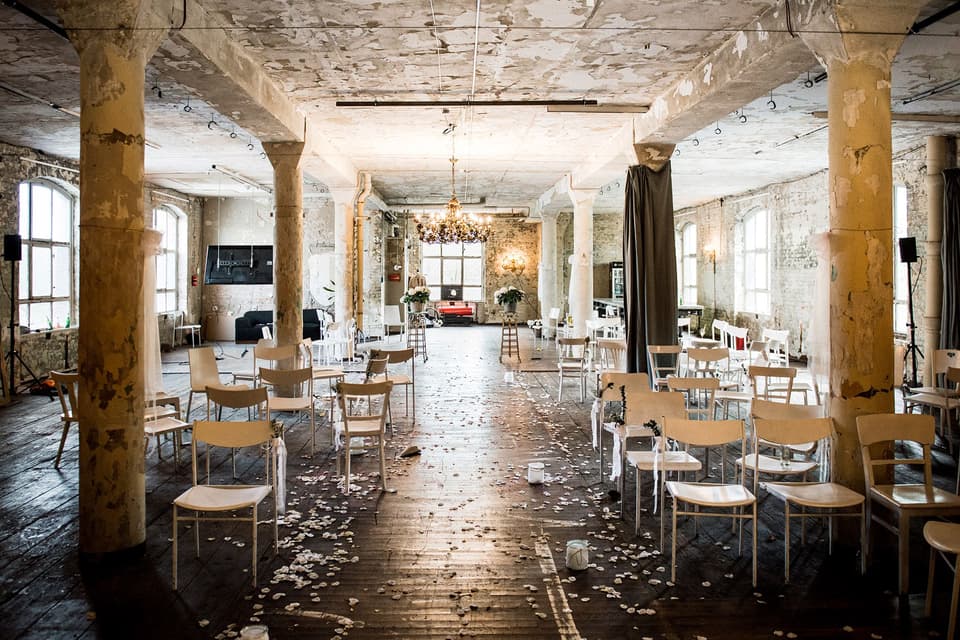 Rustikale Hochzeit: dekorierte Hochzeitslocation