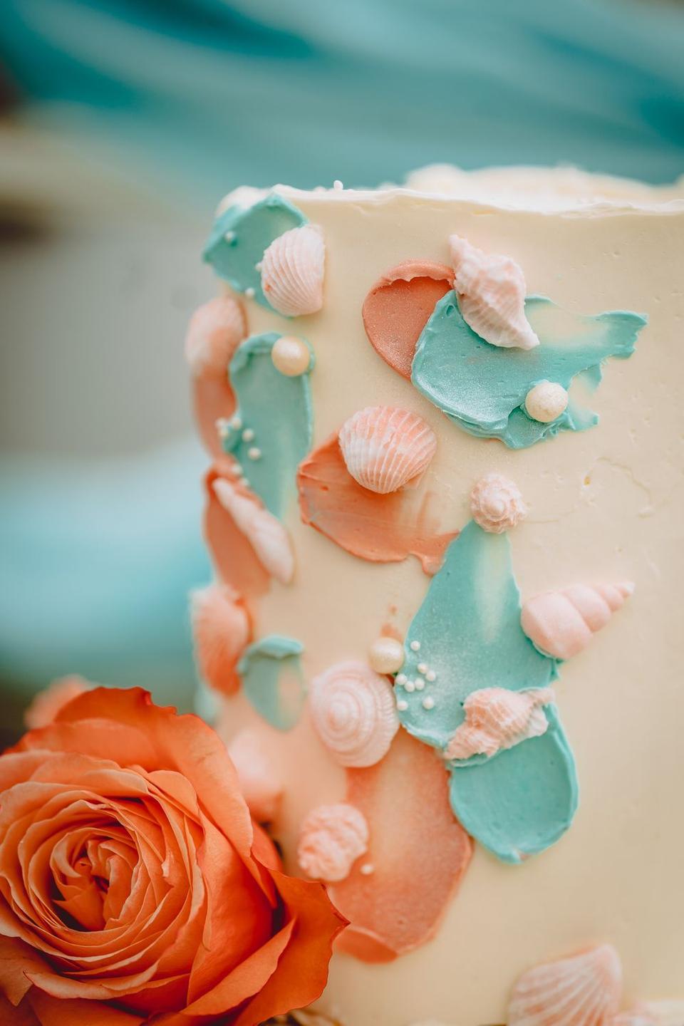 Die Torte ist an die Tischdekoration angepasst