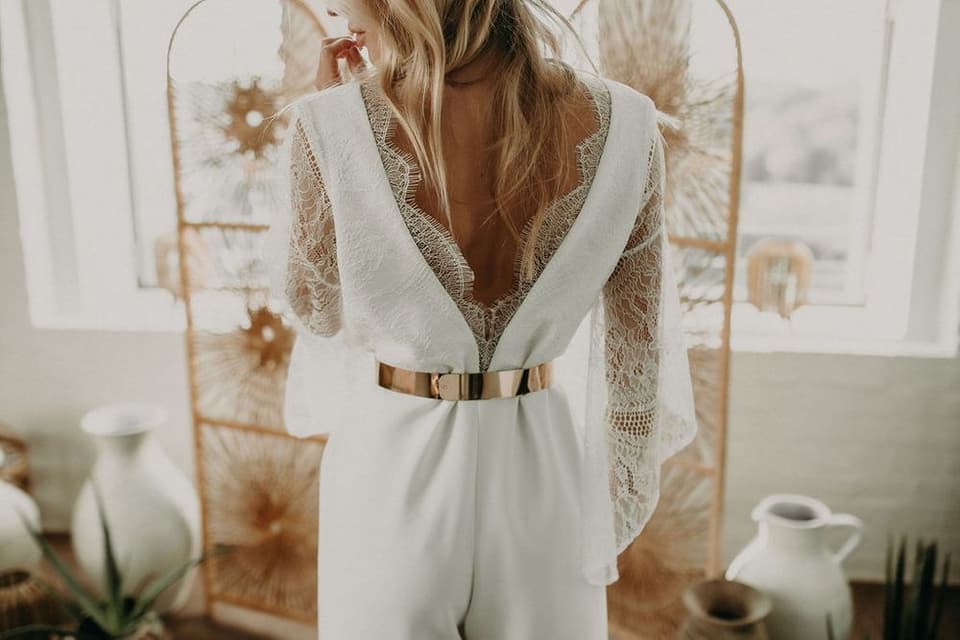 Jumpsuit mit Spitze und goldenem Gürtel und tiefen Rückenausschnitt