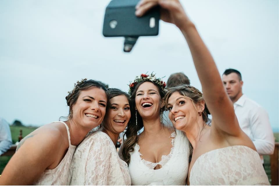 Braut und Brautjungfern machen ein Selfie