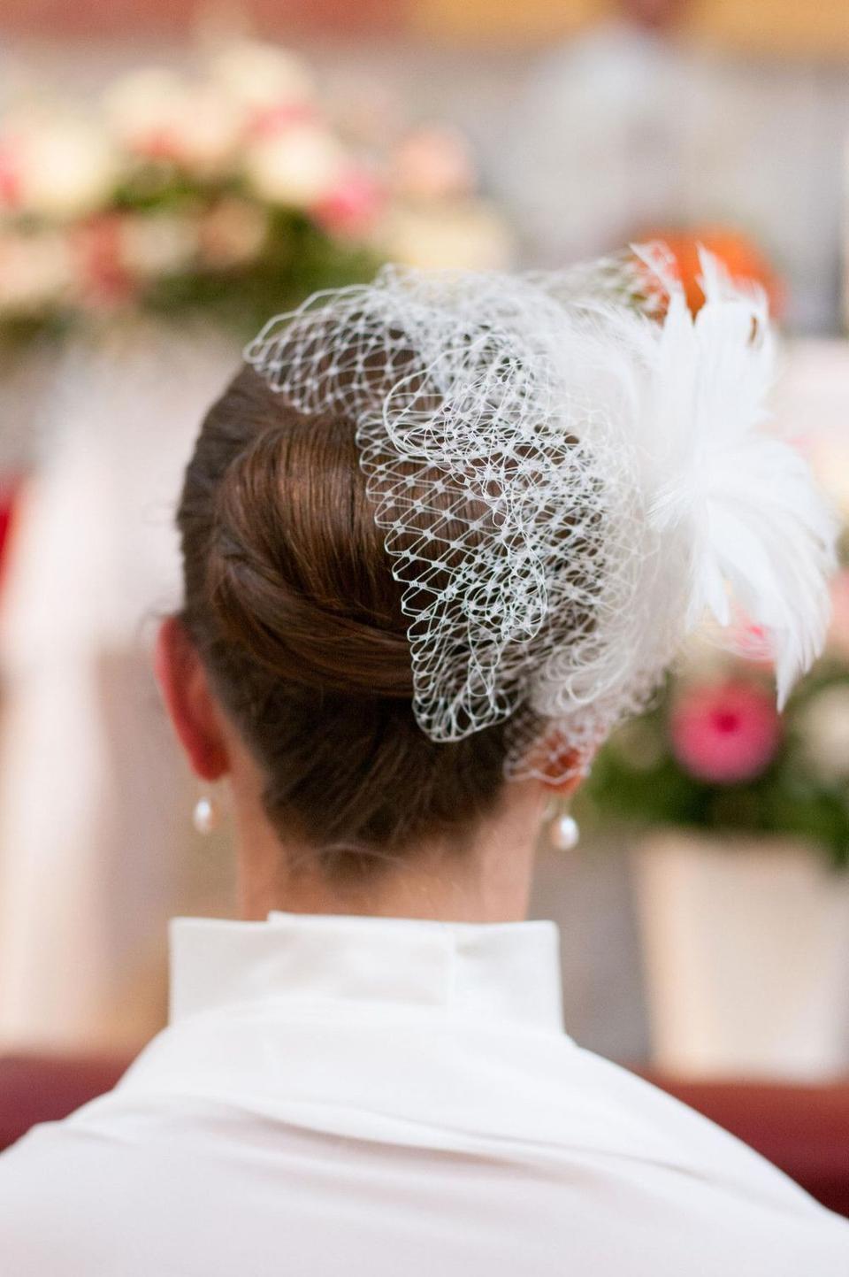 Haarschmuck Braut - Fascinator mit Federn in Dutt