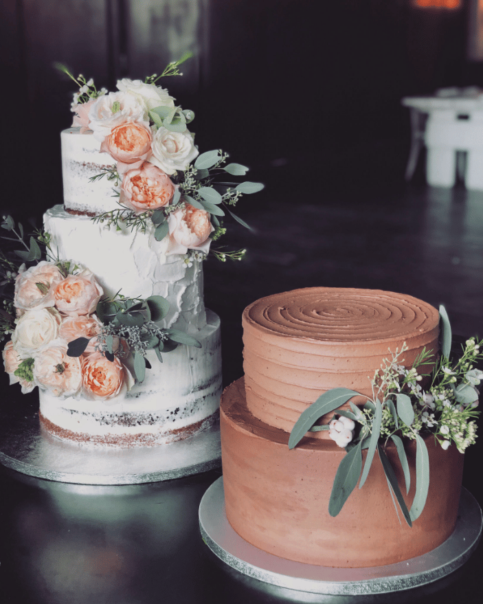 Zwei dekorierte Hochzeitstorten