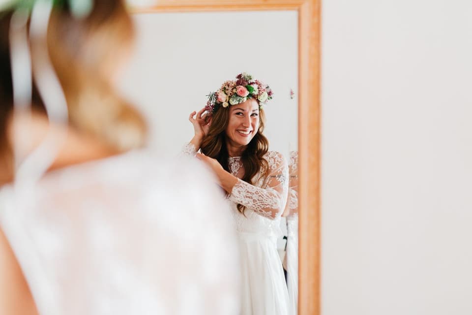 Braut macht sich fertig für die Hochzeit