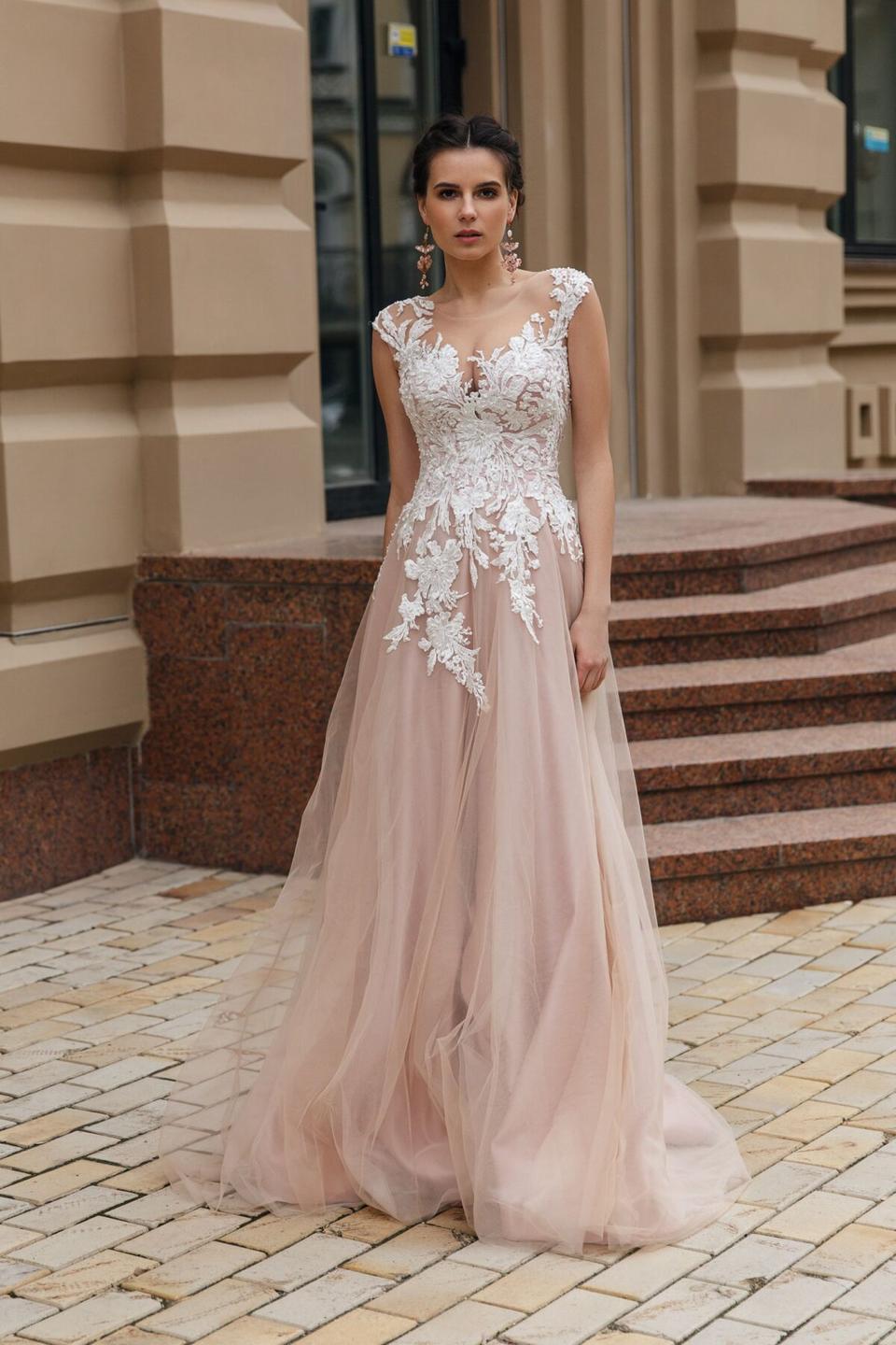 Braut trägt ein Brautkleid in altrosa
