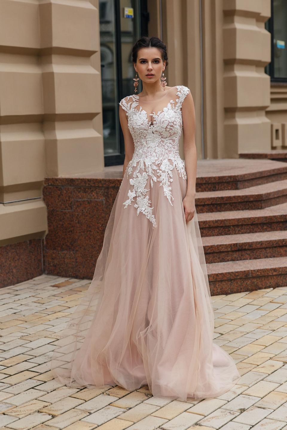 Braut trägt ein Brautkleid in altrosa