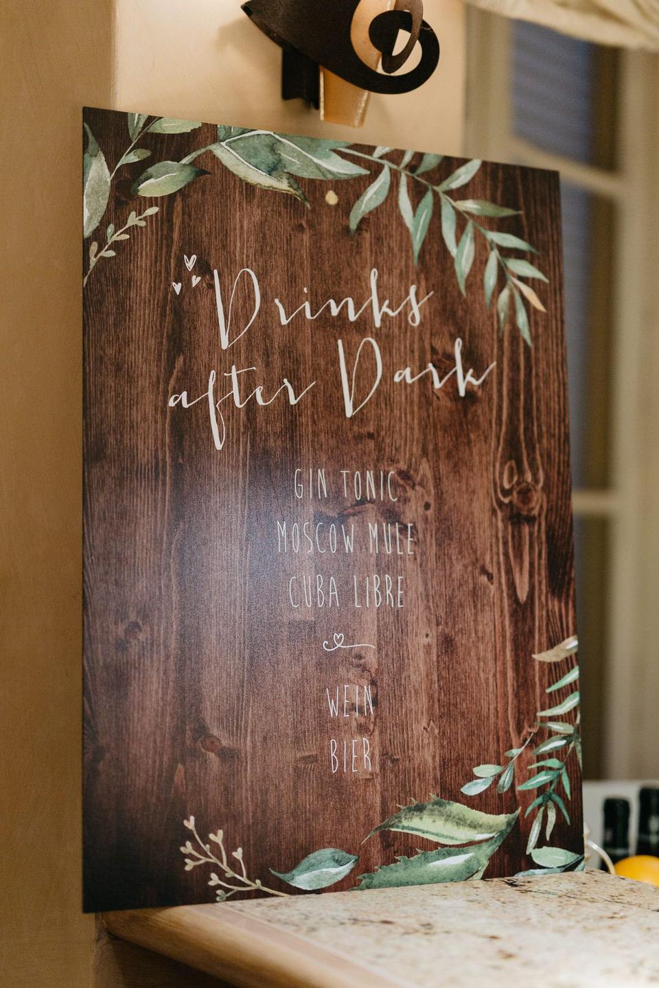 Getränke-Menü auf einer Tafel aus Holz