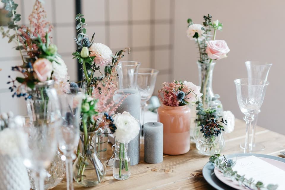 Hochzeitstafel dekoriert mit Tischgedeck und Blumen