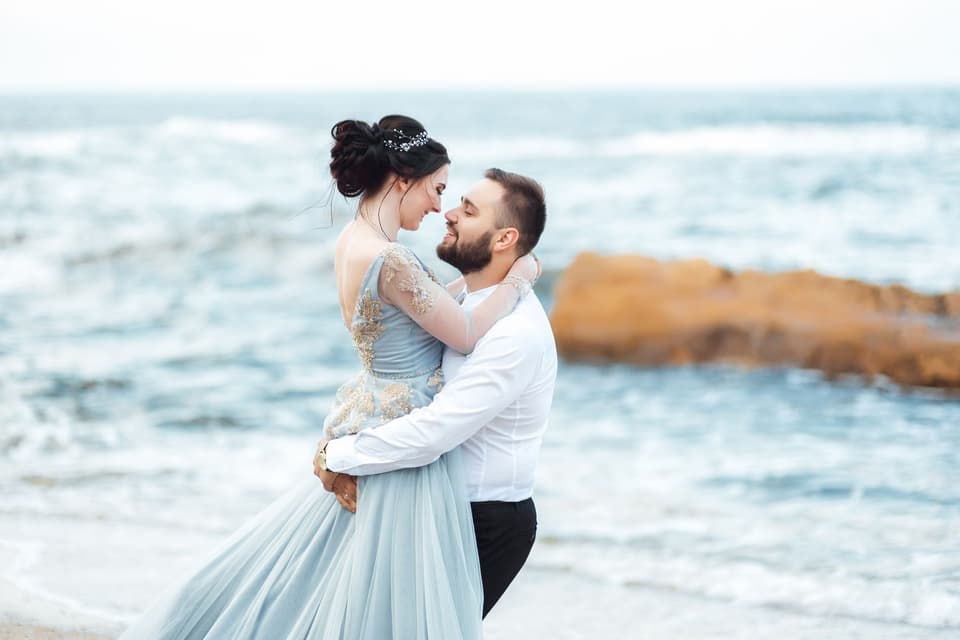 Brautkleid Himmelblau und Spitze