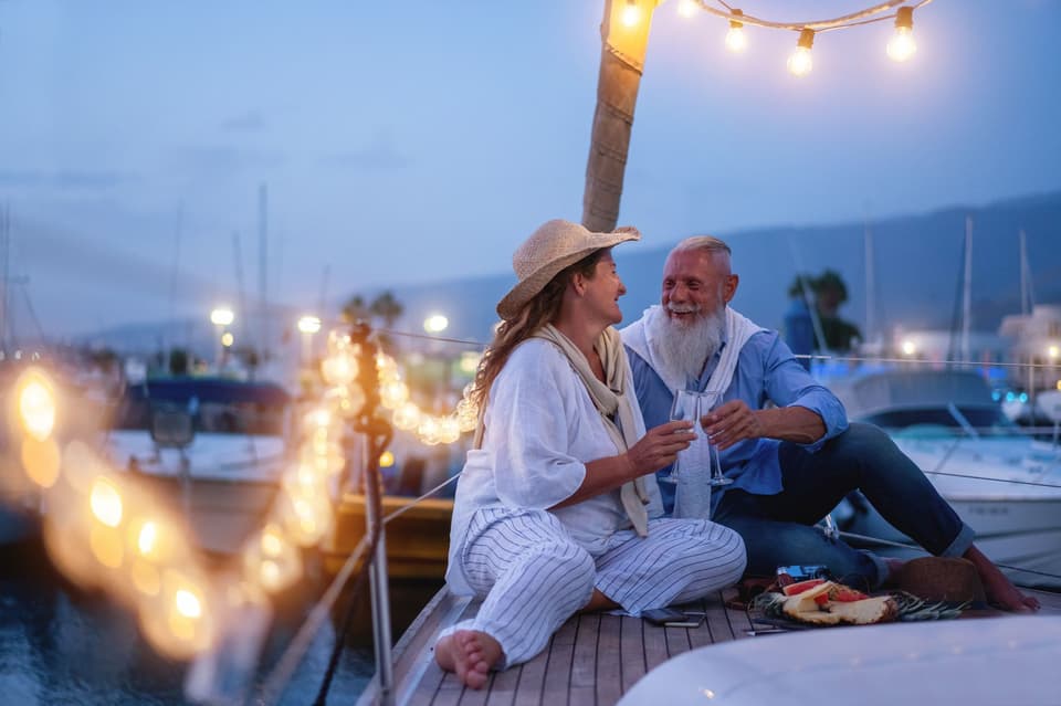 Ehepaar hat Date auf Schiff