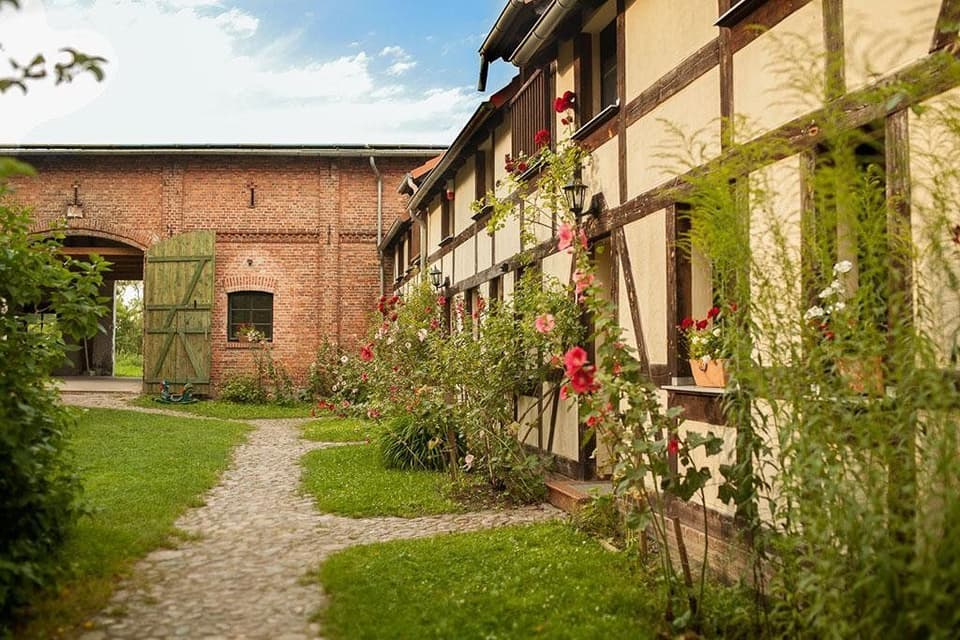 Scheune im Grünen von außen