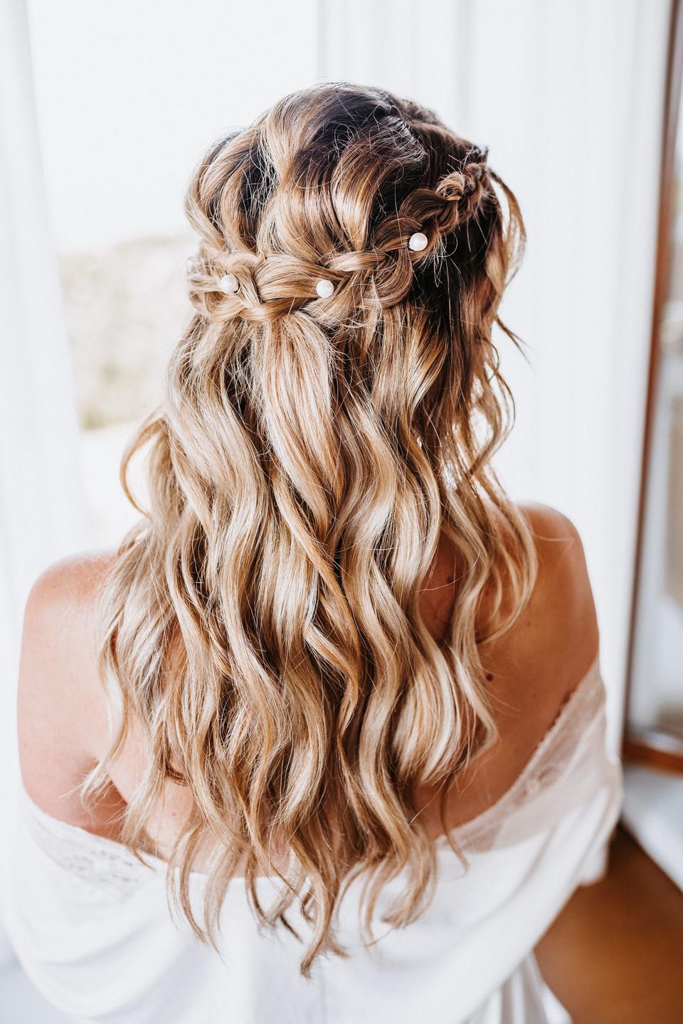 Braut mit Perlen im Haar