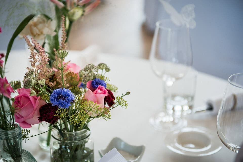 Vorratsglas als Vase mit einem kleinen Blumenstrauß