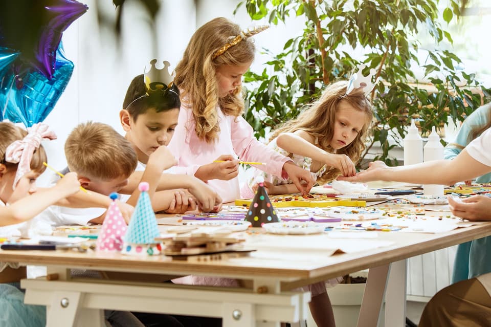 An einem eigenen Kindertisch können die Kinder mit einer Betreuung auch viel basteln und spielen.