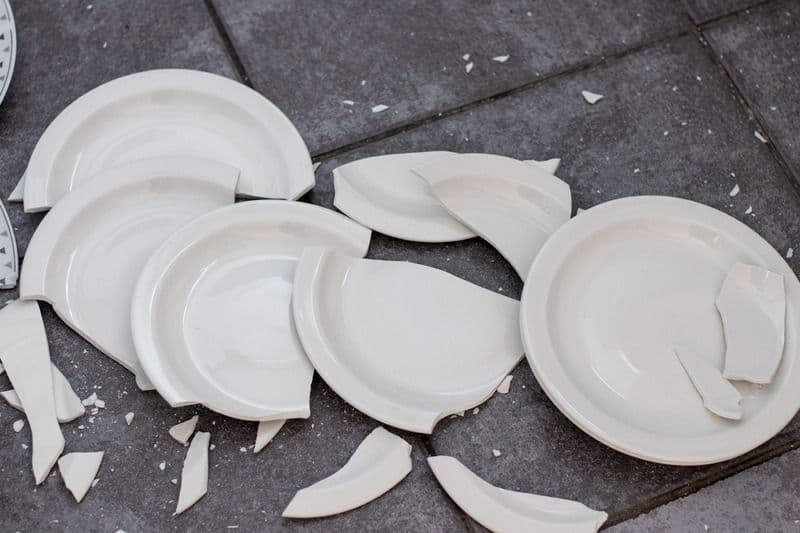Kräftig alles zu Scherben poltern ist vor der Hochzeit gute alte Tradition.