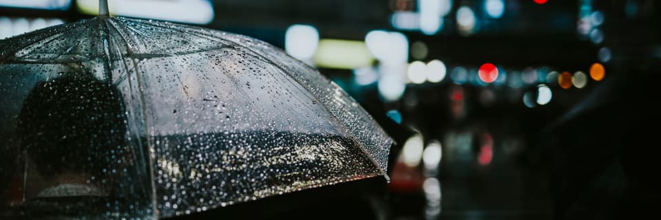 Partys im Freien bedürfen der wettergerechten Kleidung wegen expliziter Ansage.