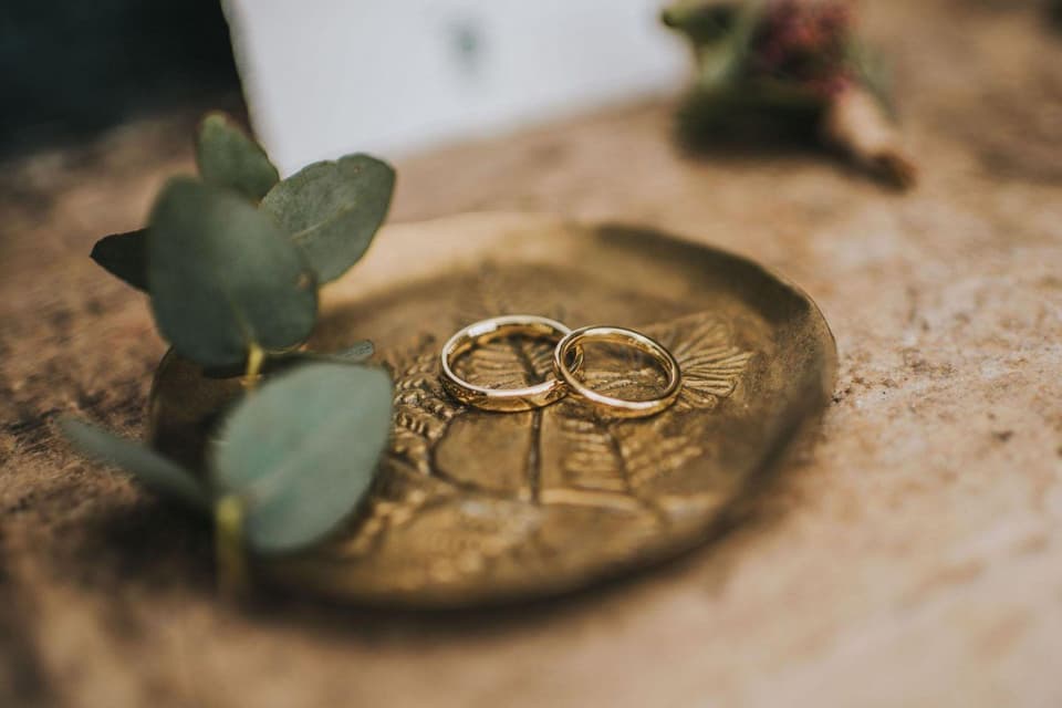 Verlobungsring welche Hand: Zwei Ringe sind zu sehen