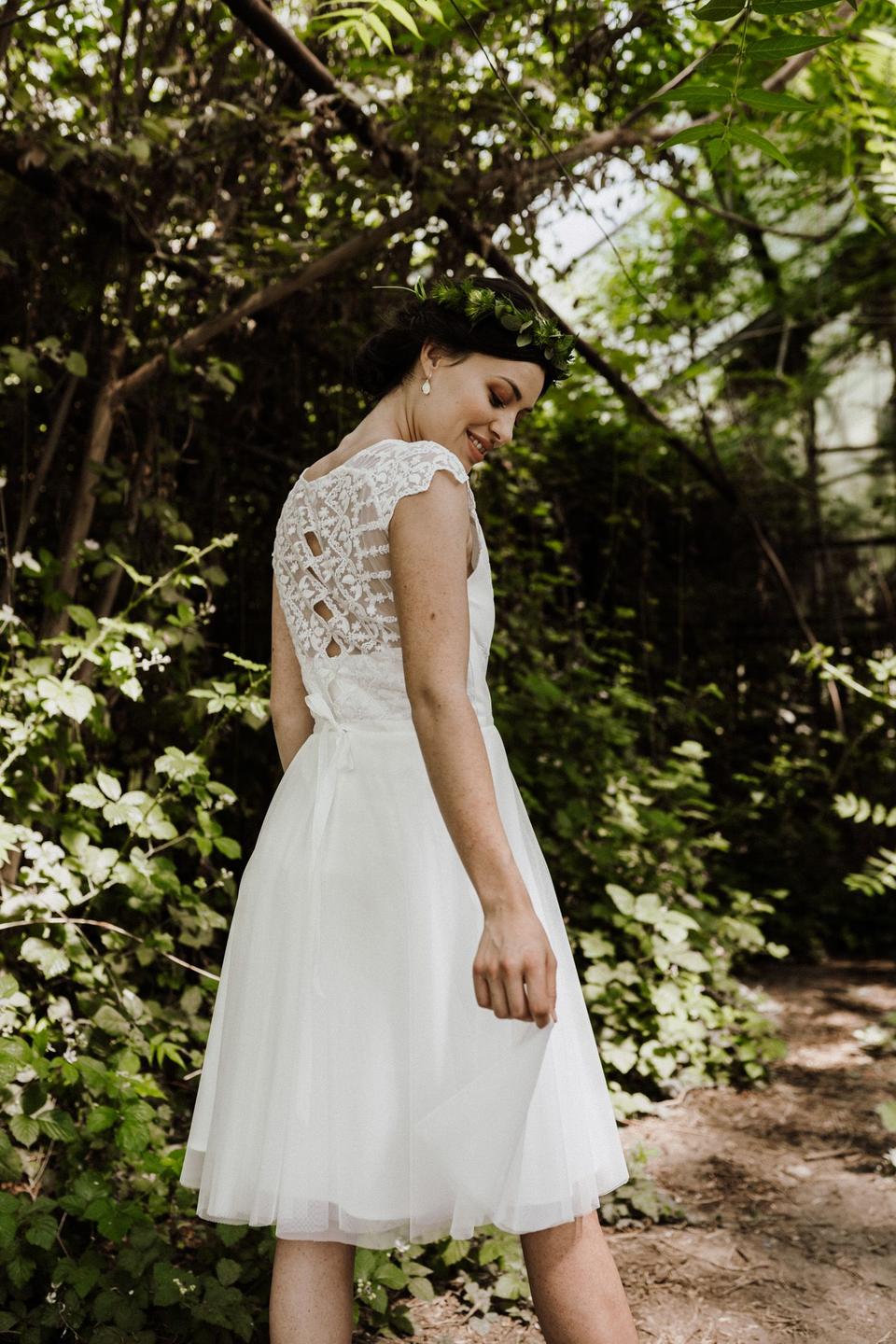 Braut von hinten in weißem Kleid
