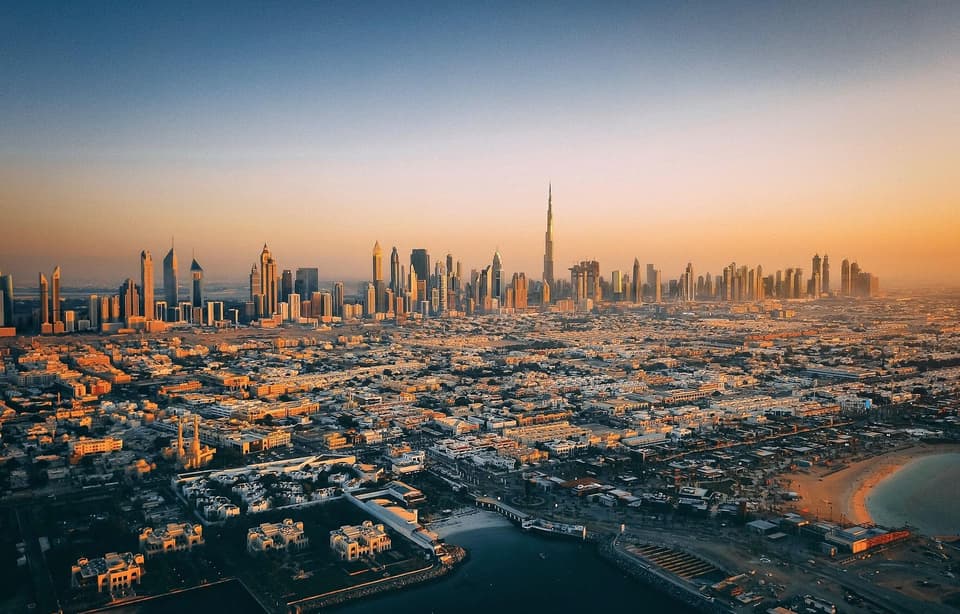 Die Stadt Dubai bei Sonnenuntergang