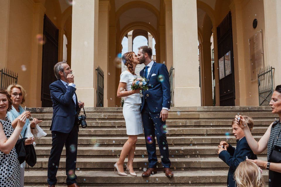 Hochzeitskuss des Brautpaars als Hochzeitsbrauch