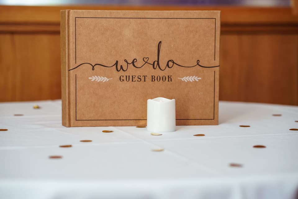Selbst gebastelte Hochzeitsgeschenke, wie zum Beispiel ein Gästebuch