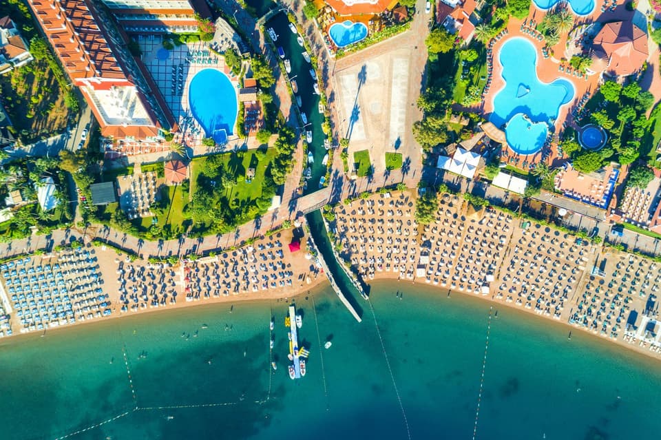 Luftaufnahme von Strand und Hotels