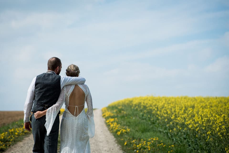 Verliebtes Paar im Feld