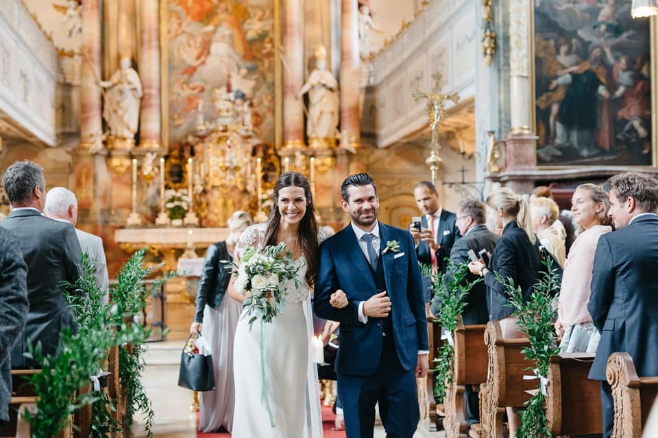 Ein Brautpaar zieht aus der Kirche aus
