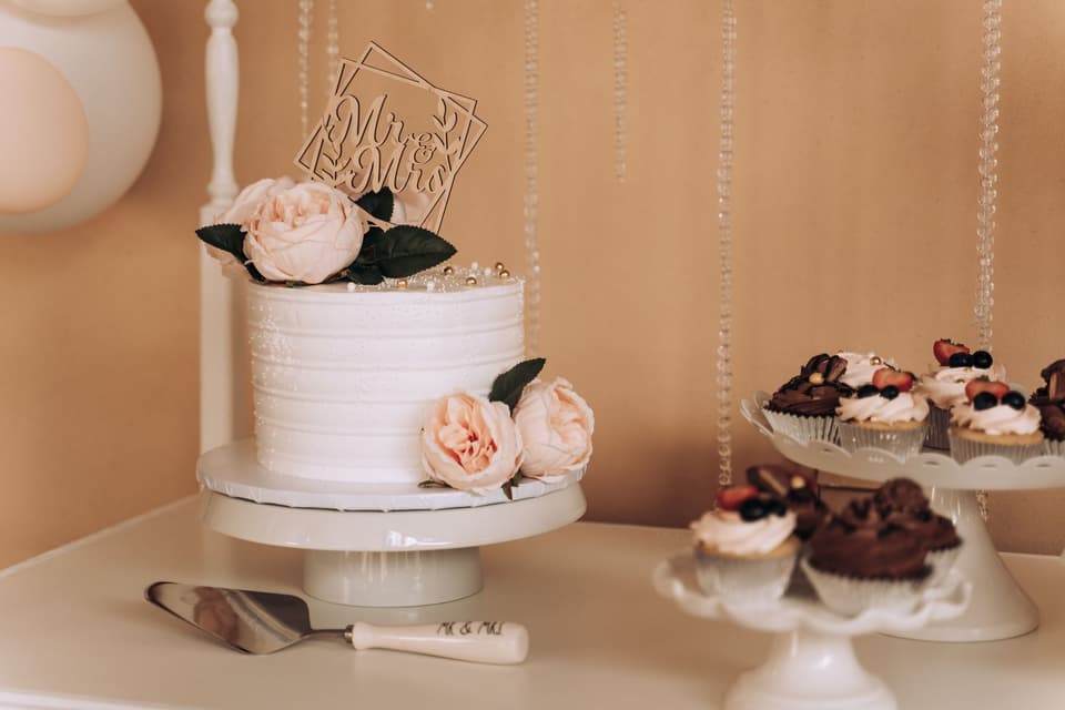 Teil der Planung einer Hochzeit: Hochzeitstorte und Sweets bestellen