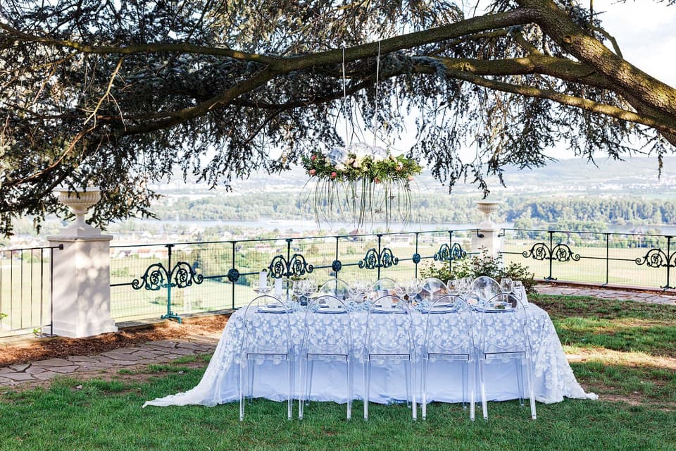 Gedeckter-Tisch-mit-Blick-auf-Landschaft