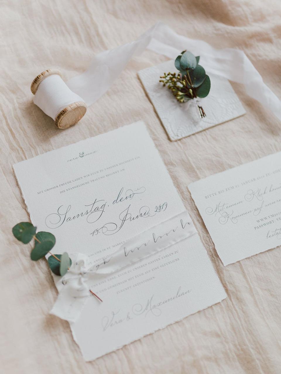 Hochzeit: Einladung in weiß mit Deko